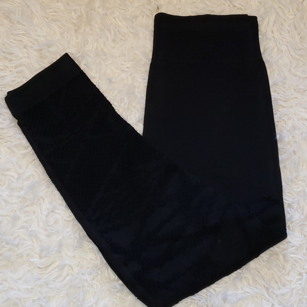 Host Pick Demi Lovato XS  Fabletics Black Capri - Picture 6 of 8